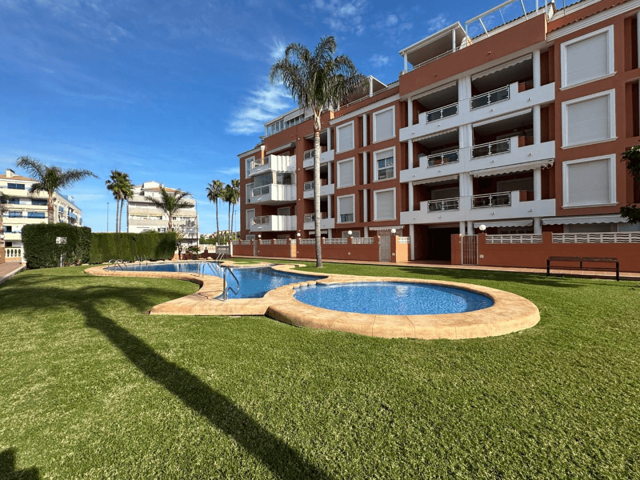 Apartamento en Denia en planta baja de 2 dormitorios y terraza privada en venta