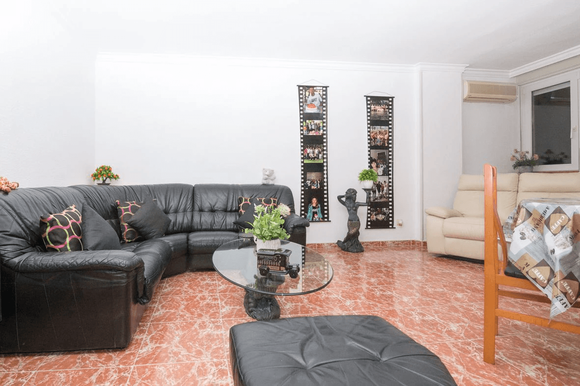 Appartement surdimensionné à vendre.