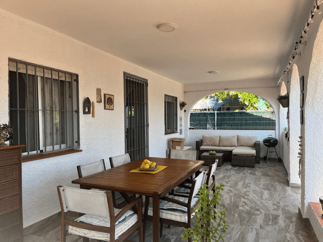 Casa con gran parcela y múltiples posibilidades en las afueras de Oliva