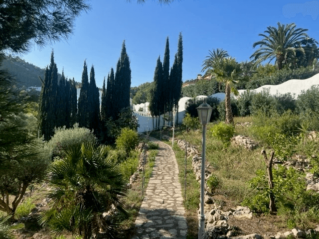 Se vende parcela soleada en Dénia, Montgó