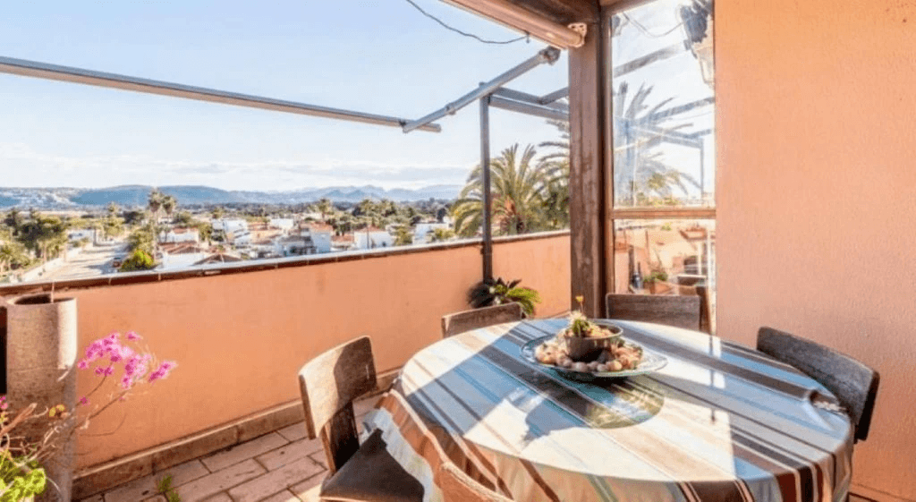 Penthouse avec vue, terrasse et piscine à distance de marche de la mer à Denia.