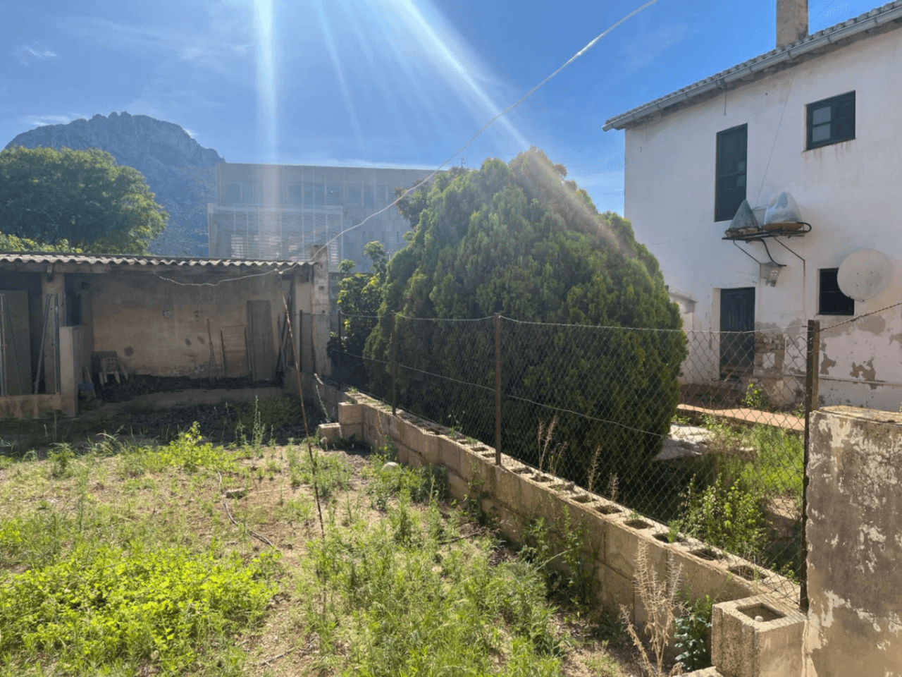 Conjunto único con casa de pueblo, nave y piso independiente con vistas a Segaria en El Verger