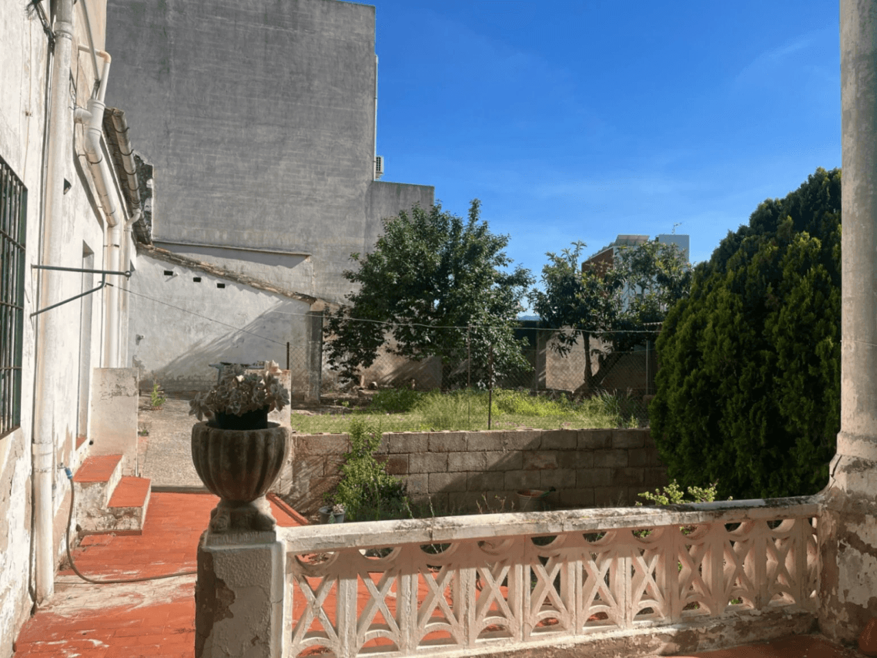 Conjunto único con casa de pueblo, nave y piso independiente con vistas a Segaria en El Verger