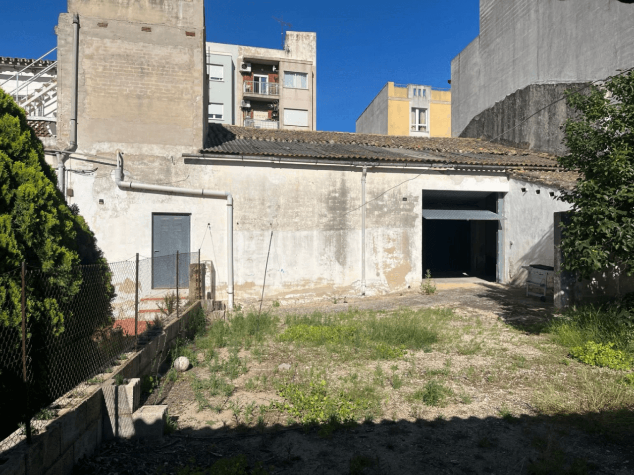 Conjunto único con casa de pueblo, nave y piso independiente con vistas a Segaria en El Verger