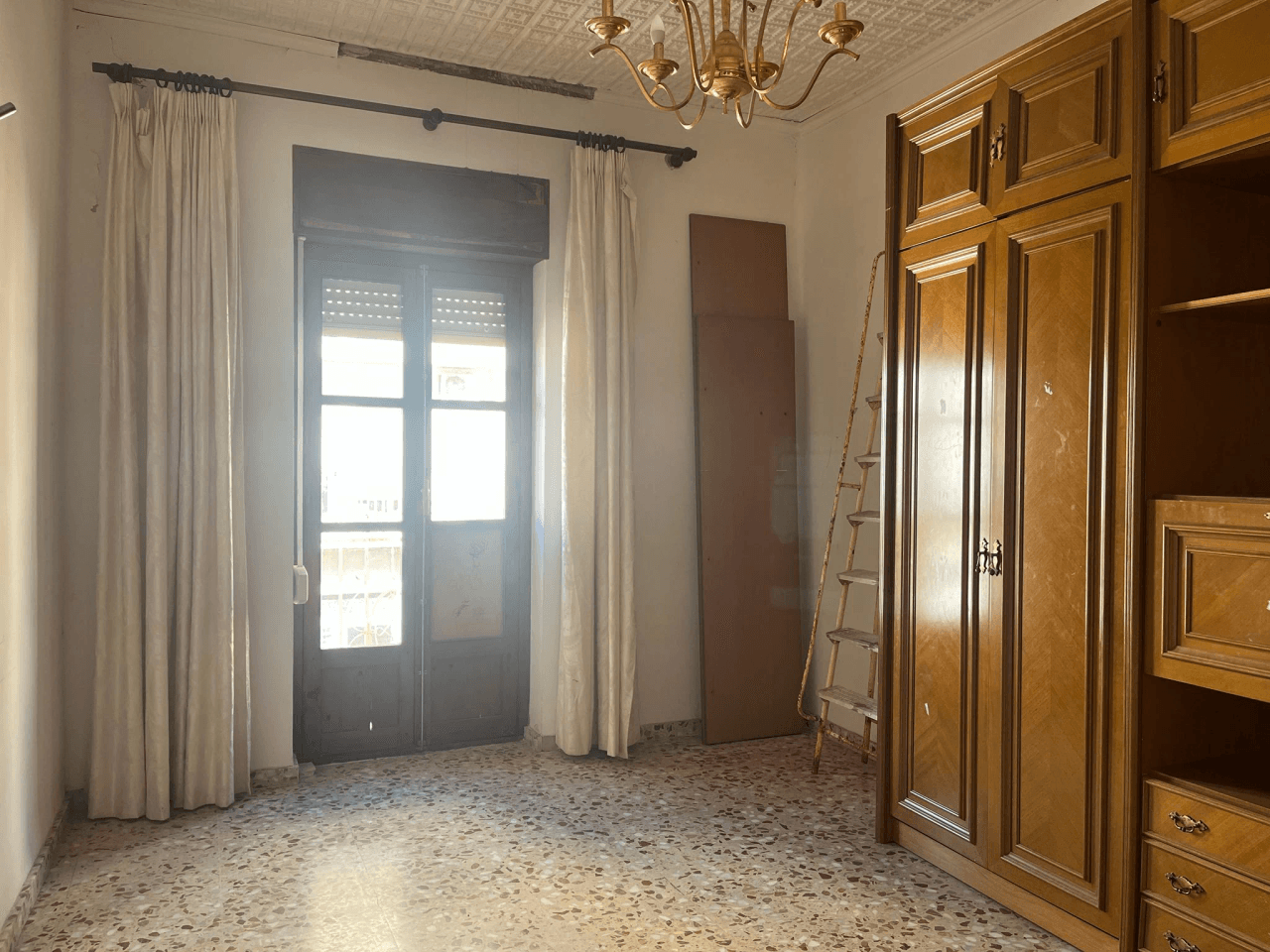 Conjunto único con casa de pueblo, nave y piso independiente con vistas a Segaria en El Verger
