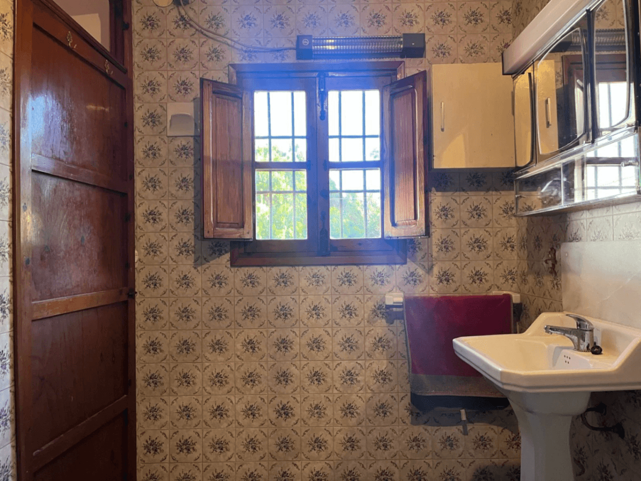 Conjunto único con casa de pueblo, nave y piso independiente con vistas a Segaria en El Verger