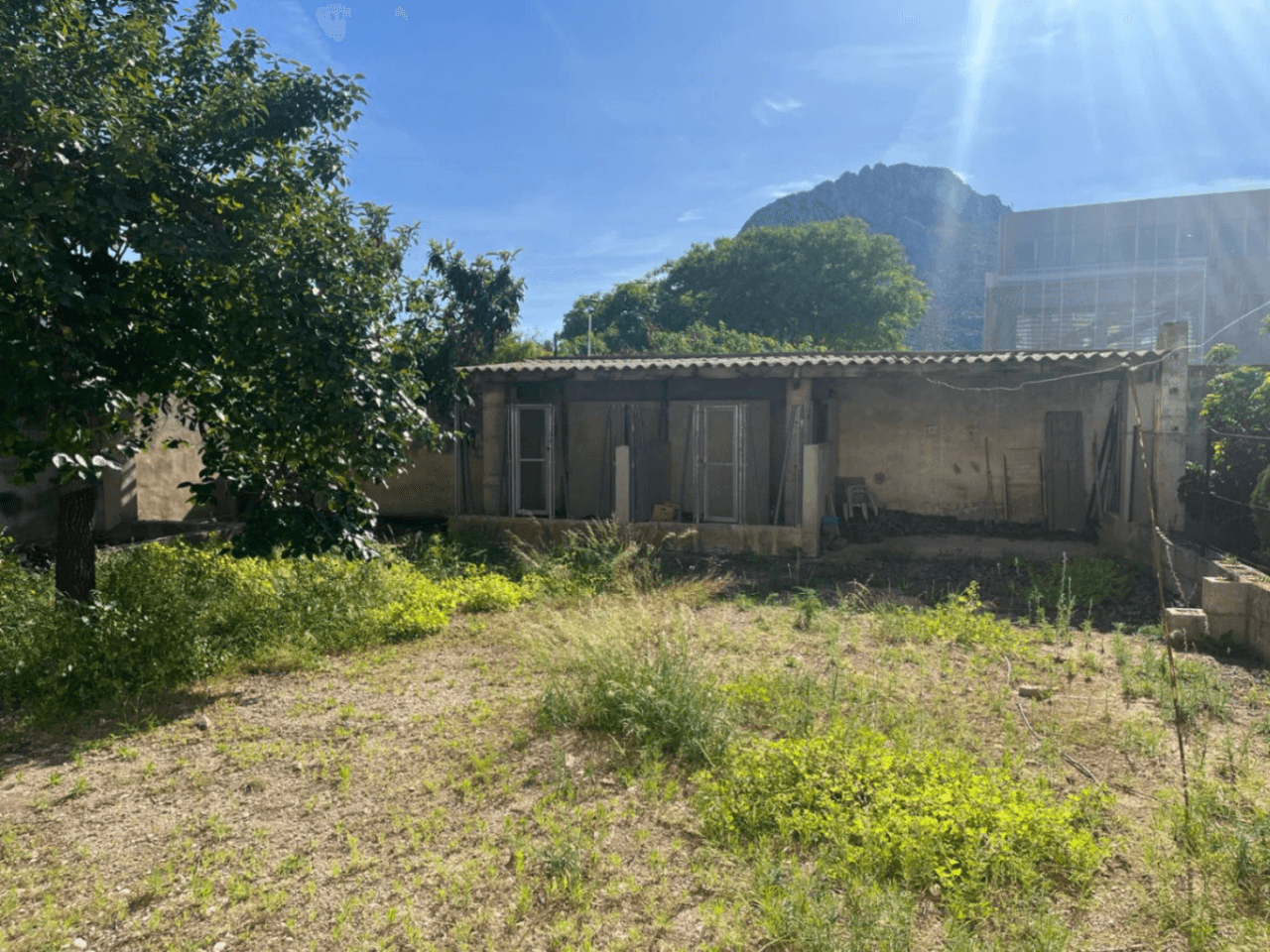 Conjunto único con casa de pueblo, nave y piso independiente con vistas a Segaria en El Verger