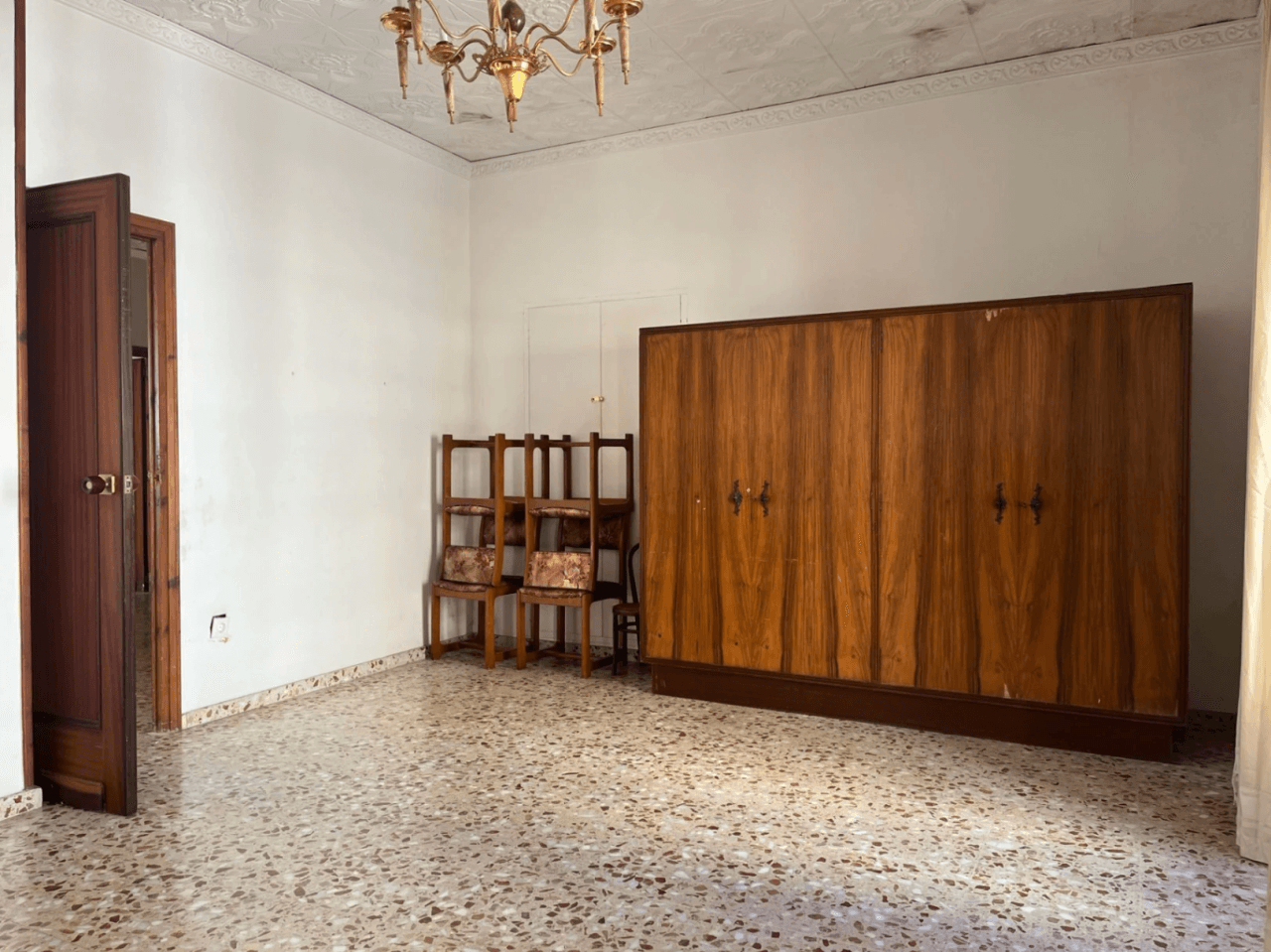 Conjunto único con casa de pueblo, nave y piso independiente con vistas a Segaria en El Verger