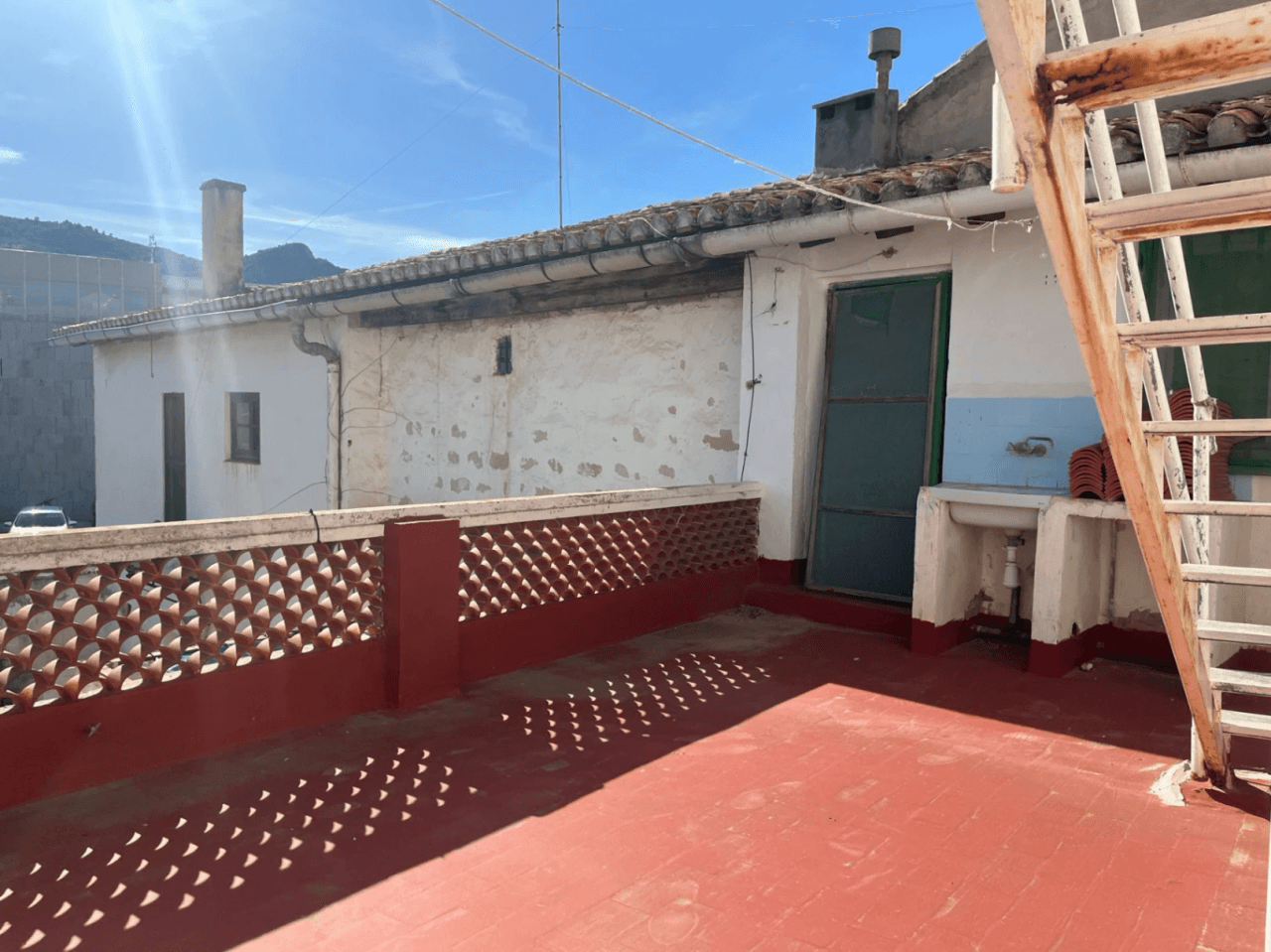 Conjunto único con casa de pueblo, nave y piso independiente con vistas a Segaria en El Verger
