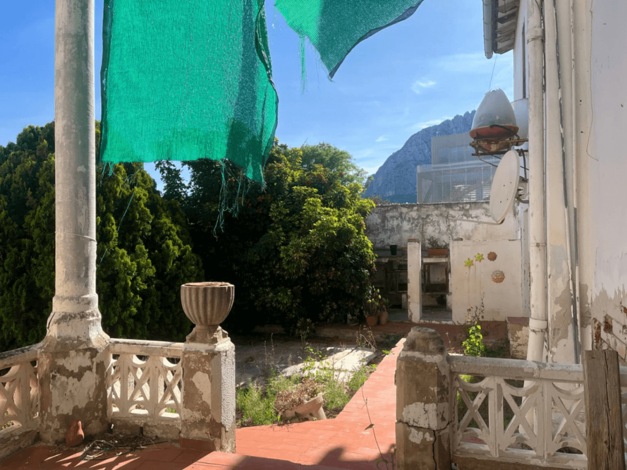 Conjunto único con casa de pueblo, nave y piso independiente con vistas a Segaria en El Verger