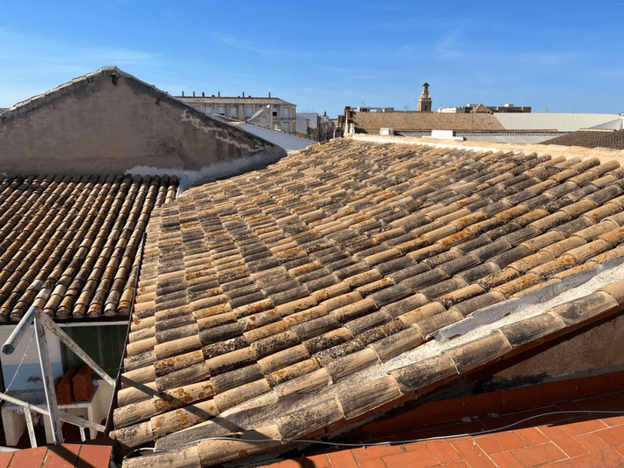 Conjunto único con casa de pueblo, nave y piso independiente con vistas a Segaria en El Verger