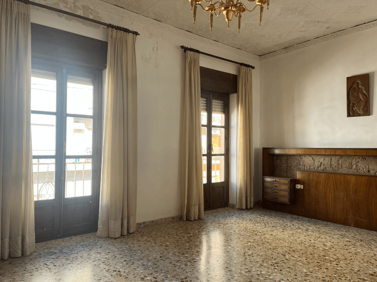Conjunto único con casa de pueblo, nave y piso independiente con vistas a Segaria en El Verger