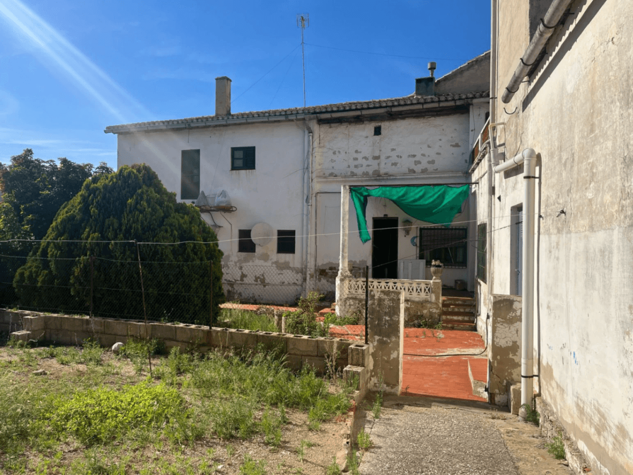 Conjunto único con casa de pueblo, nave y piso independiente con vistas a Segaria en El Verger