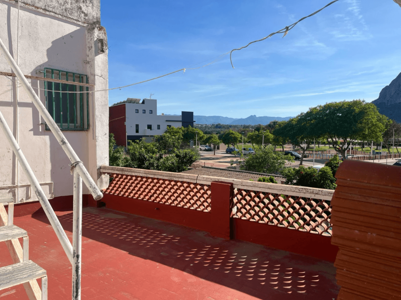 Conjunto único con casa de pueblo, nave y piso independiente con vistas a Segaria en El Verger