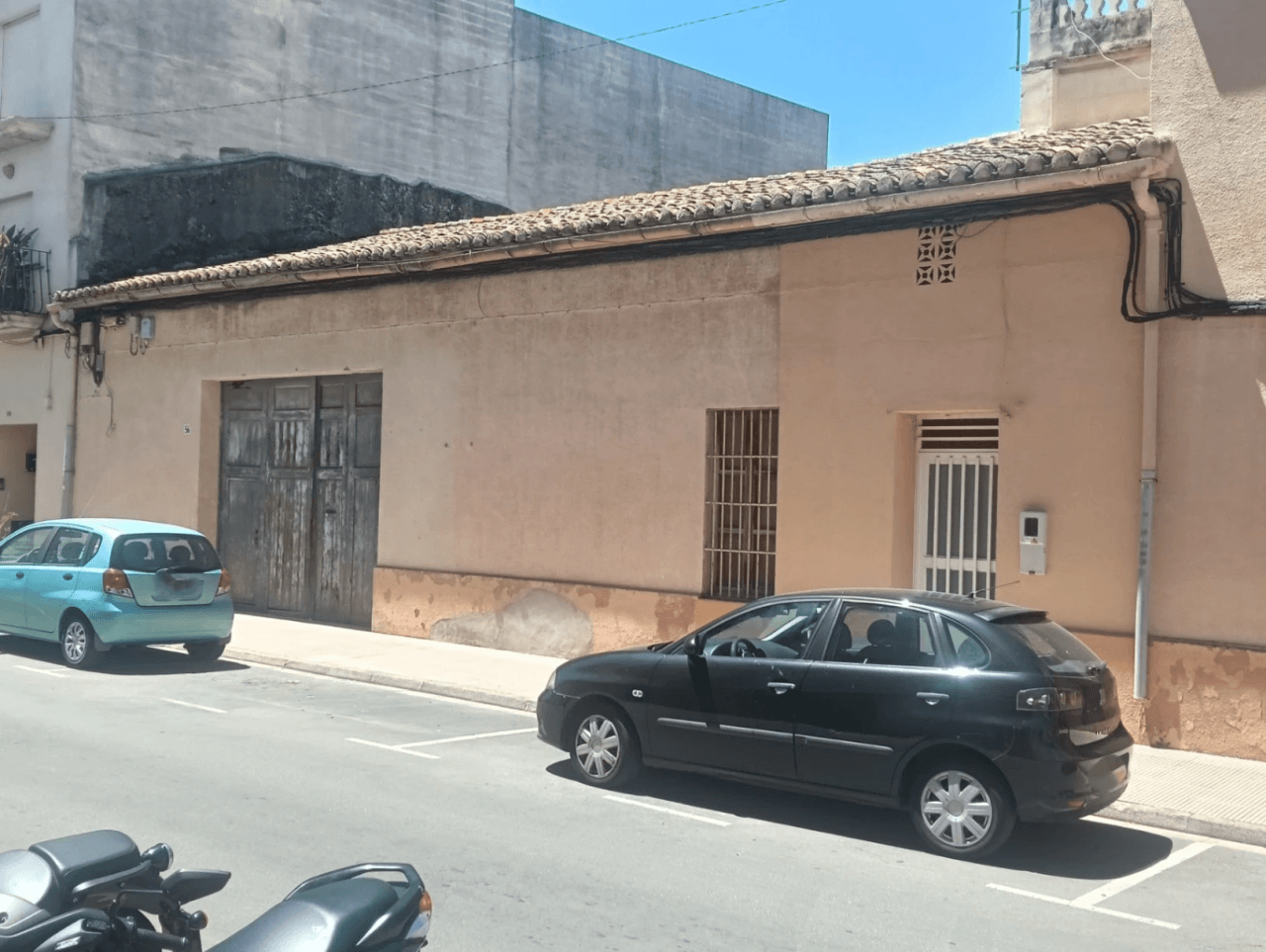 Conjunto único con casa de pueblo, nave y piso independiente con vistas a Segaria en El Verger