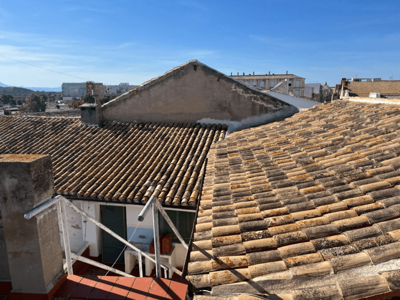 Conjunto único con casa de pueblo, nave y piso independiente con vistas a Segaria en El Verger