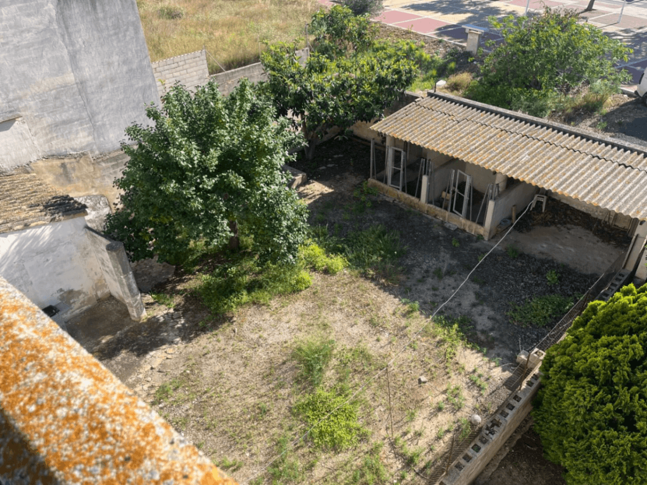 Conjunto único con casa de pueblo, nave y piso independiente con vistas a Segaria en El Verger