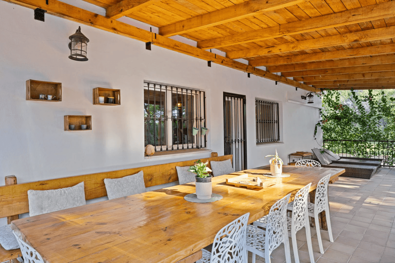 Gran finca rústica compuesta por dos casas y con cuadras para caballos.