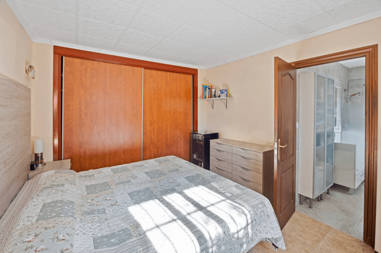 Gran finca rústica compuesta por dos casas y con cuadras para caballos.