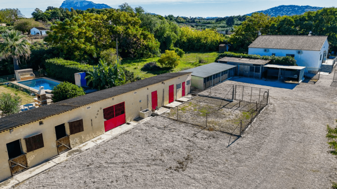 Gran finca rústica compuesta por dos casas y con cuadras para caballos.