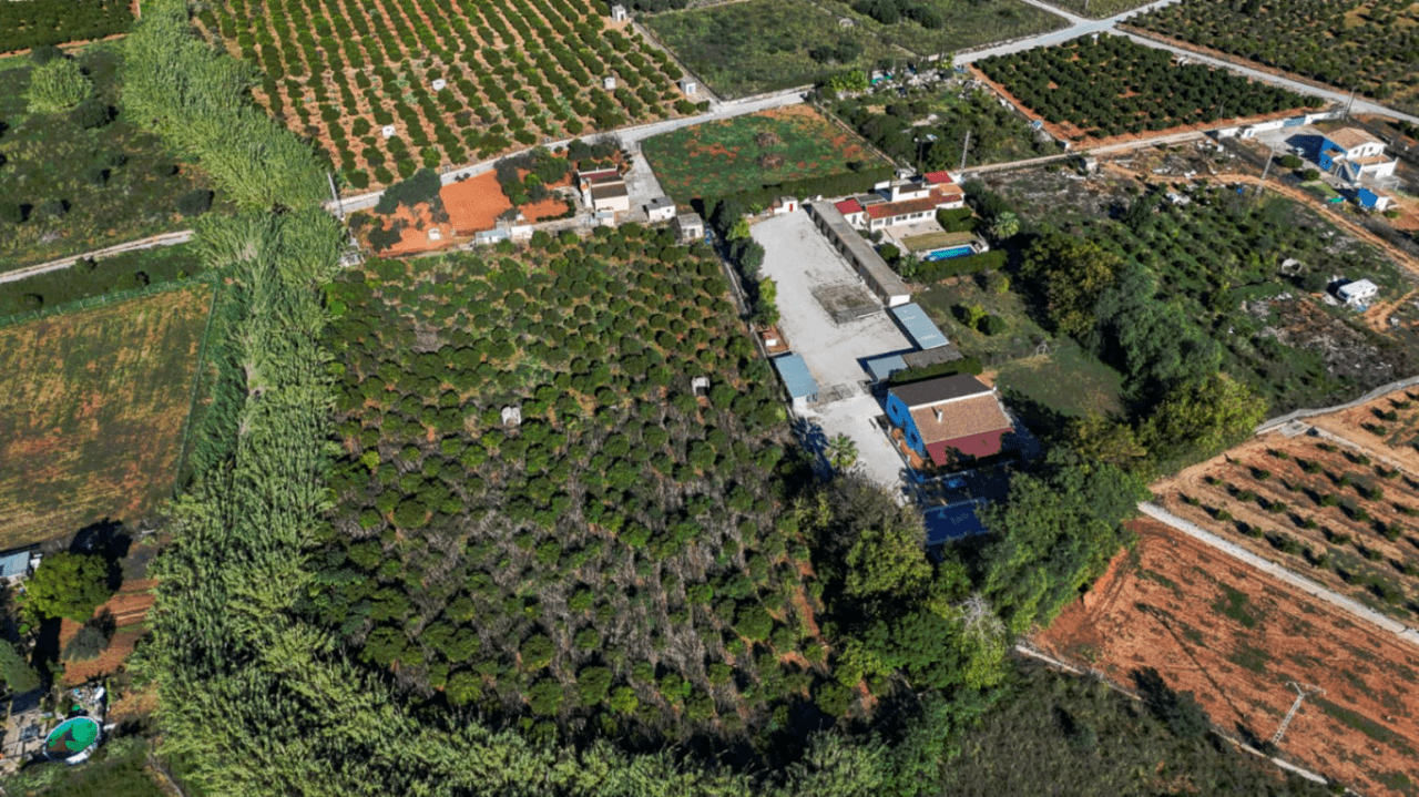 Gran finca rústica compuesta por dos casas y con cuadras para caballos.