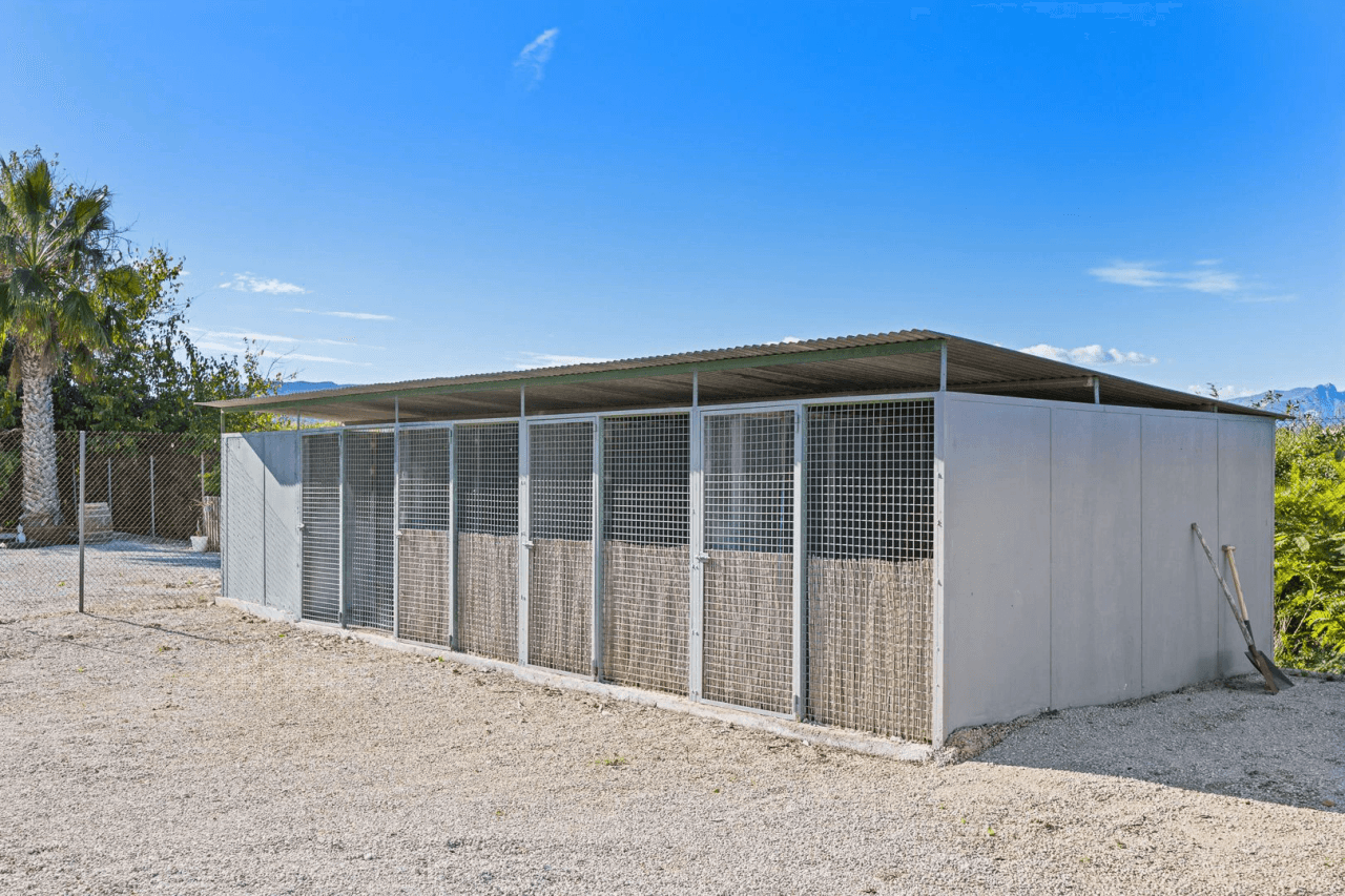 Gran finca rústica compuesta por dos casas y con cuadras para caballos.
