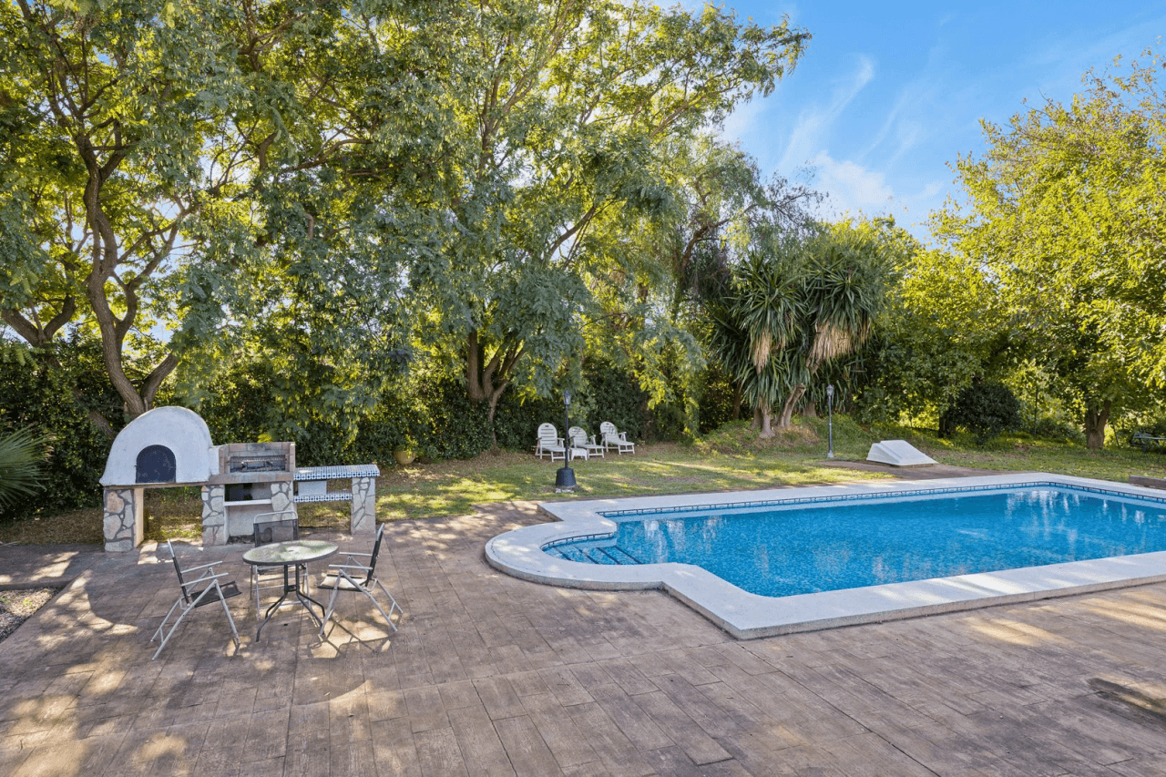Gran finca rústica compuesta por dos casas y con cuadras para caballos.
