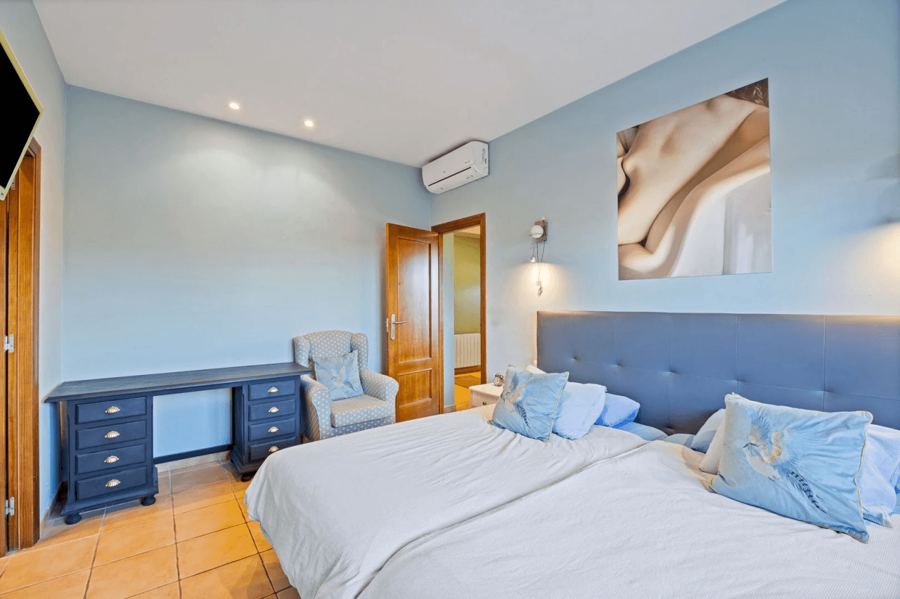 Gran finca rústica compuesta por dos casas y con cuadras para caballos.