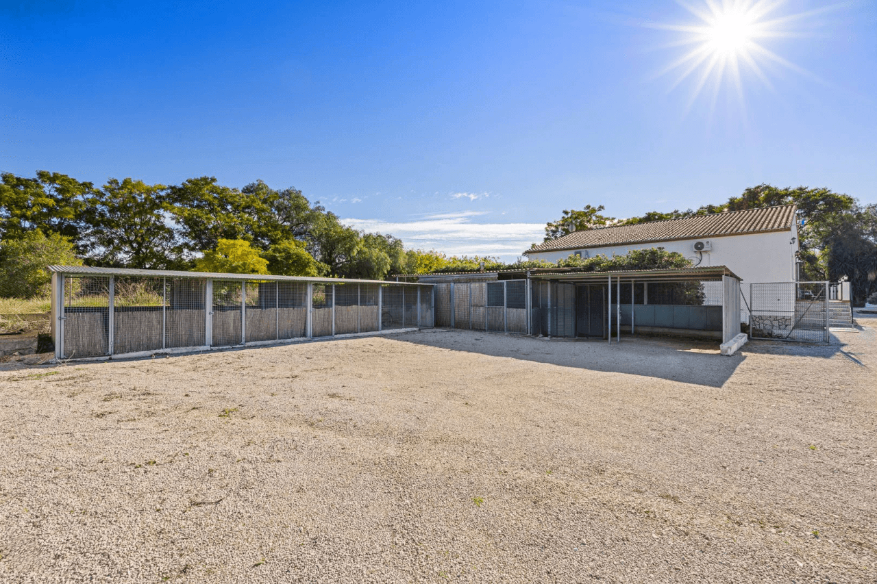 Gran finca rústica compuesta por dos casas y con cuadras para caballos.