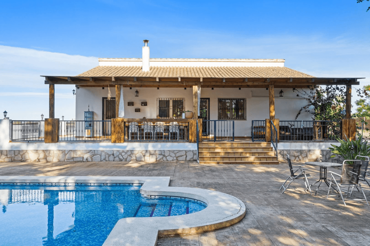 Gran finca rústica compuesta por dos casas y con cuadras para caballos.