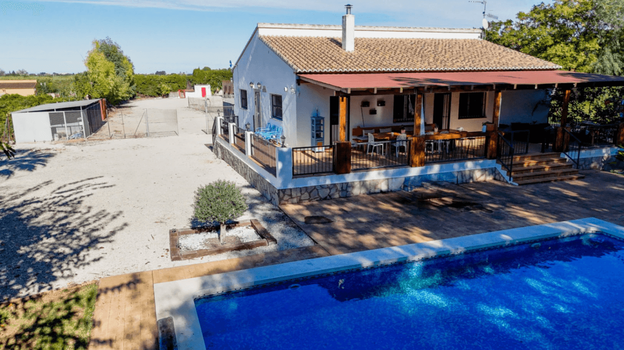 Gran finca rústica compuesta por dos casas y con cuadras para caballos.