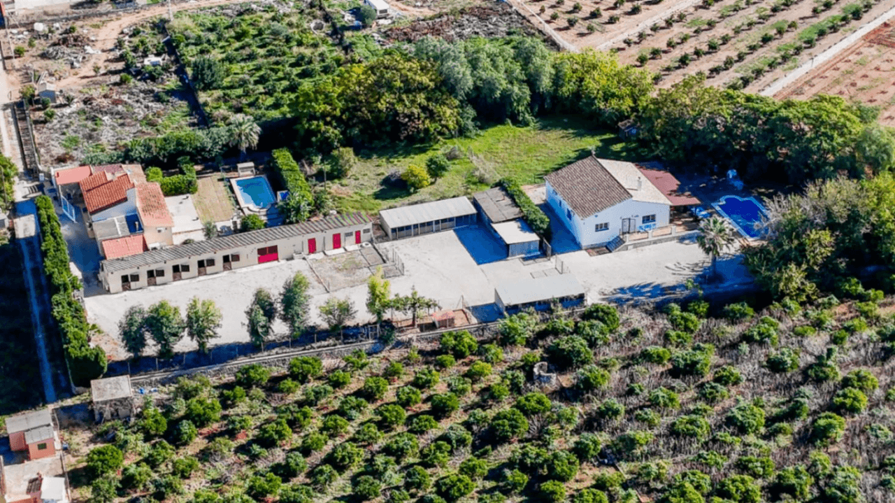 Gran finca rústica compuesta por dos casas y con cuadras para caballos.