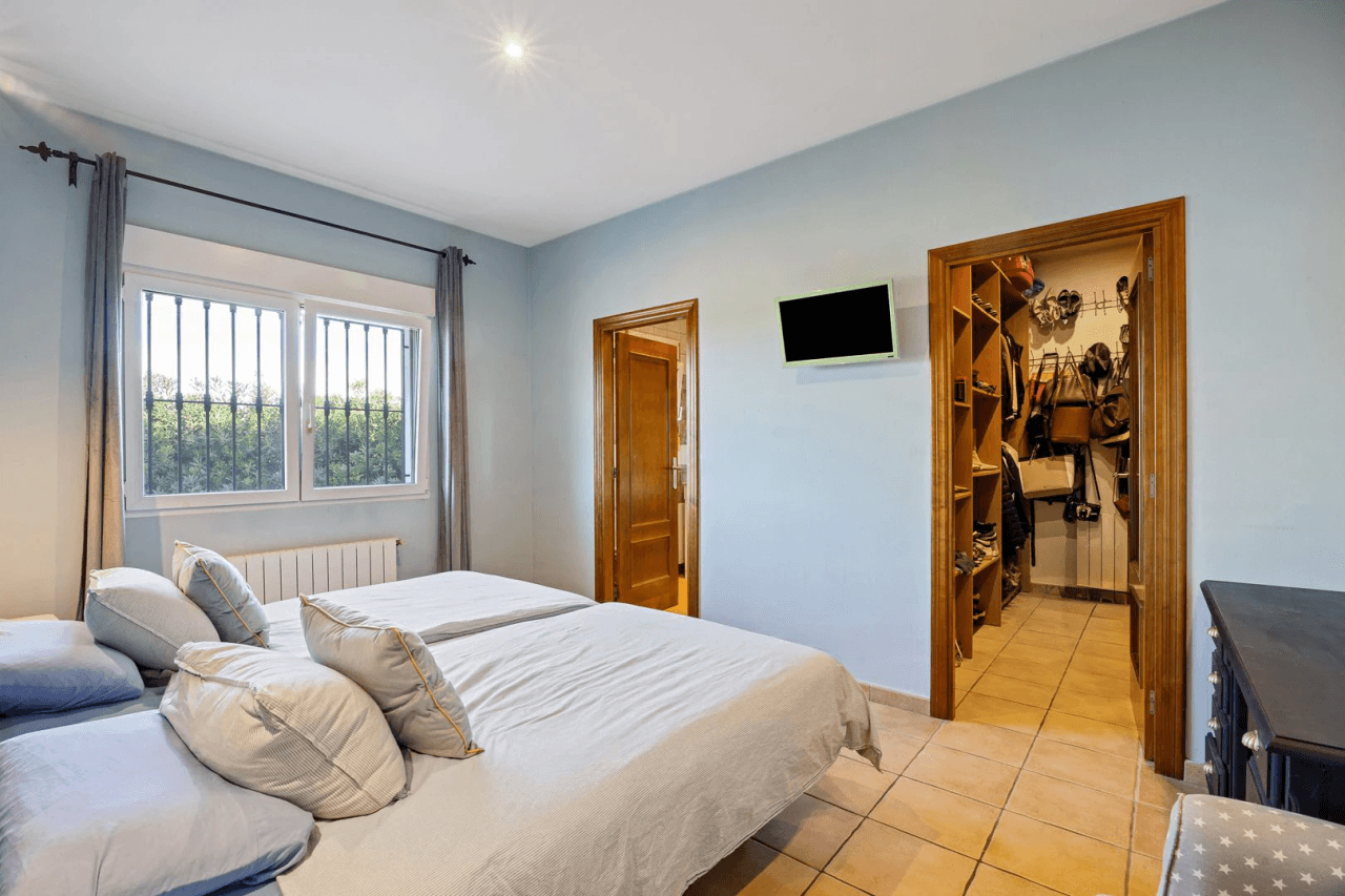 Gran finca rústica compuesta por dos casas y con cuadras para caballos.