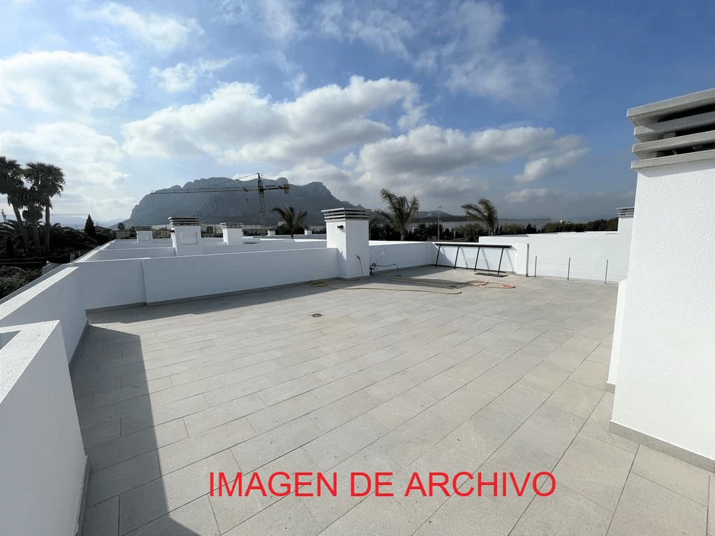 Adosado con parcela privada de 2 dormitorios obra nueva con piscina comunitaria