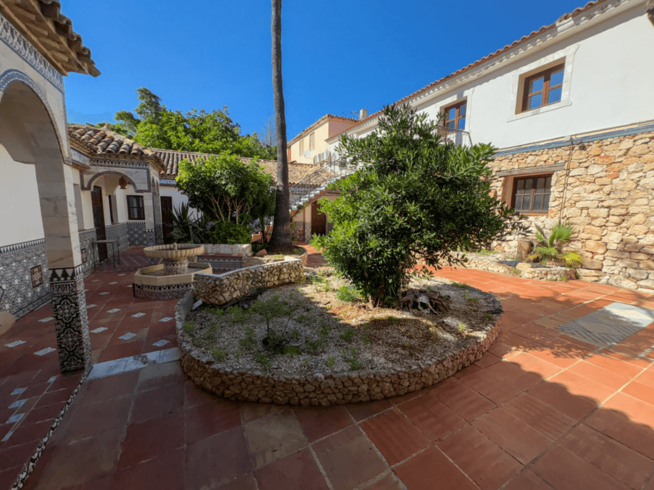 Inmensa villa con alma de Hotel Boutique y Restaurante en ubicación estratégica.