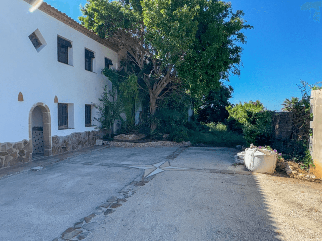 Inmensa villa con alma de Hotel Boutique y Restaurante en ubicación estratégica.