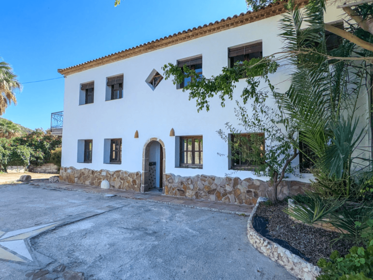 Inmensa villa con alma de Hotel Boutique y Restaurante en ubicación estratégica.