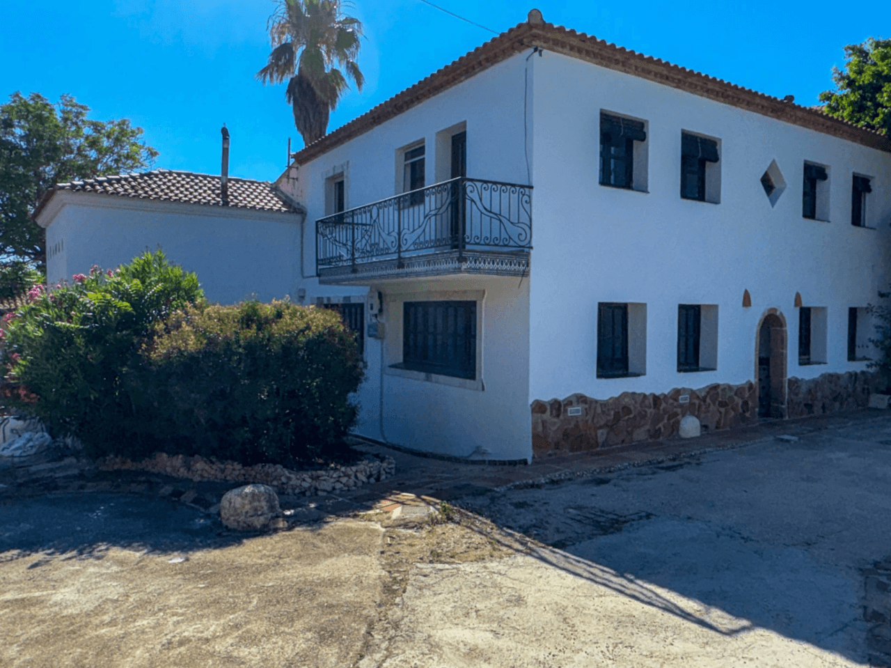 Inmensa villa con alma de Hotel Boutique y Restaurante en ubicación estratégica.