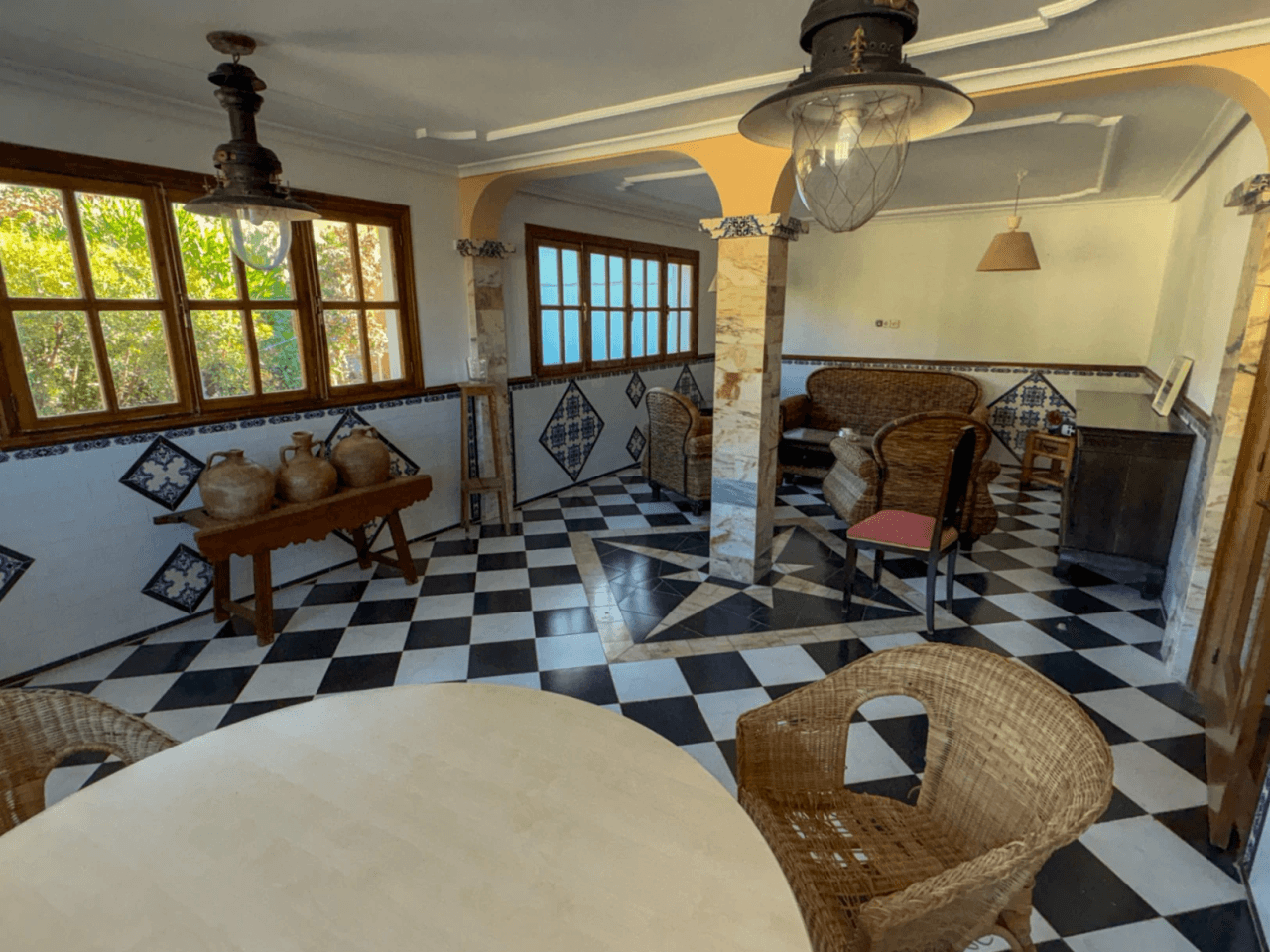 Inmensa villa con alma de Hotel Boutique y Restaurante en ubicación estratégica.