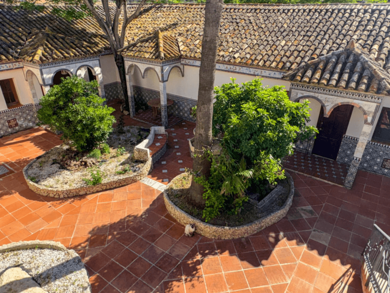Inmensa villa con alma de Hotel Boutique y Restaurante en ubicación estratégica.