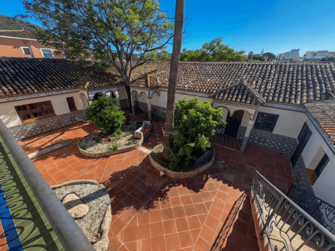 Inmensa villa con alma de Hotel Boutique y Restaurante en ubicación estratégica.