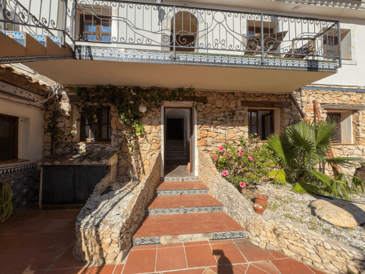 Inmensa villa con alma de Hotel Boutique y Restaurante en ubicación estratégica.