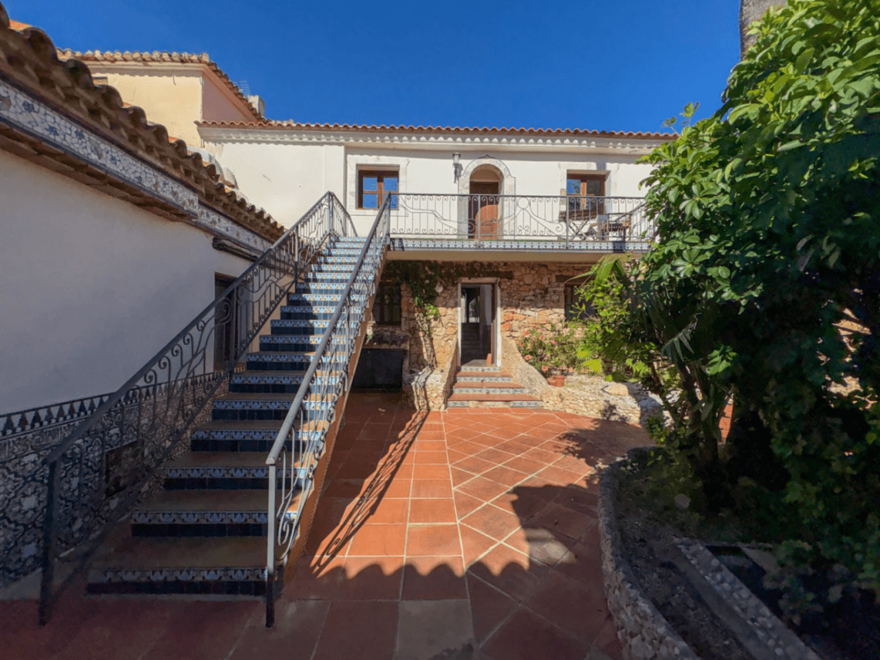 Inmensa villa con alma de Hotel Boutique y Restaurante en ubicación estratégica.