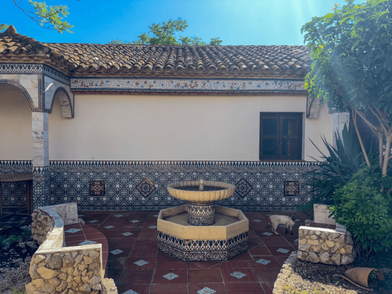 Inmensa villa con alma de Hotel Boutique y Restaurante en ubicación estratégica.