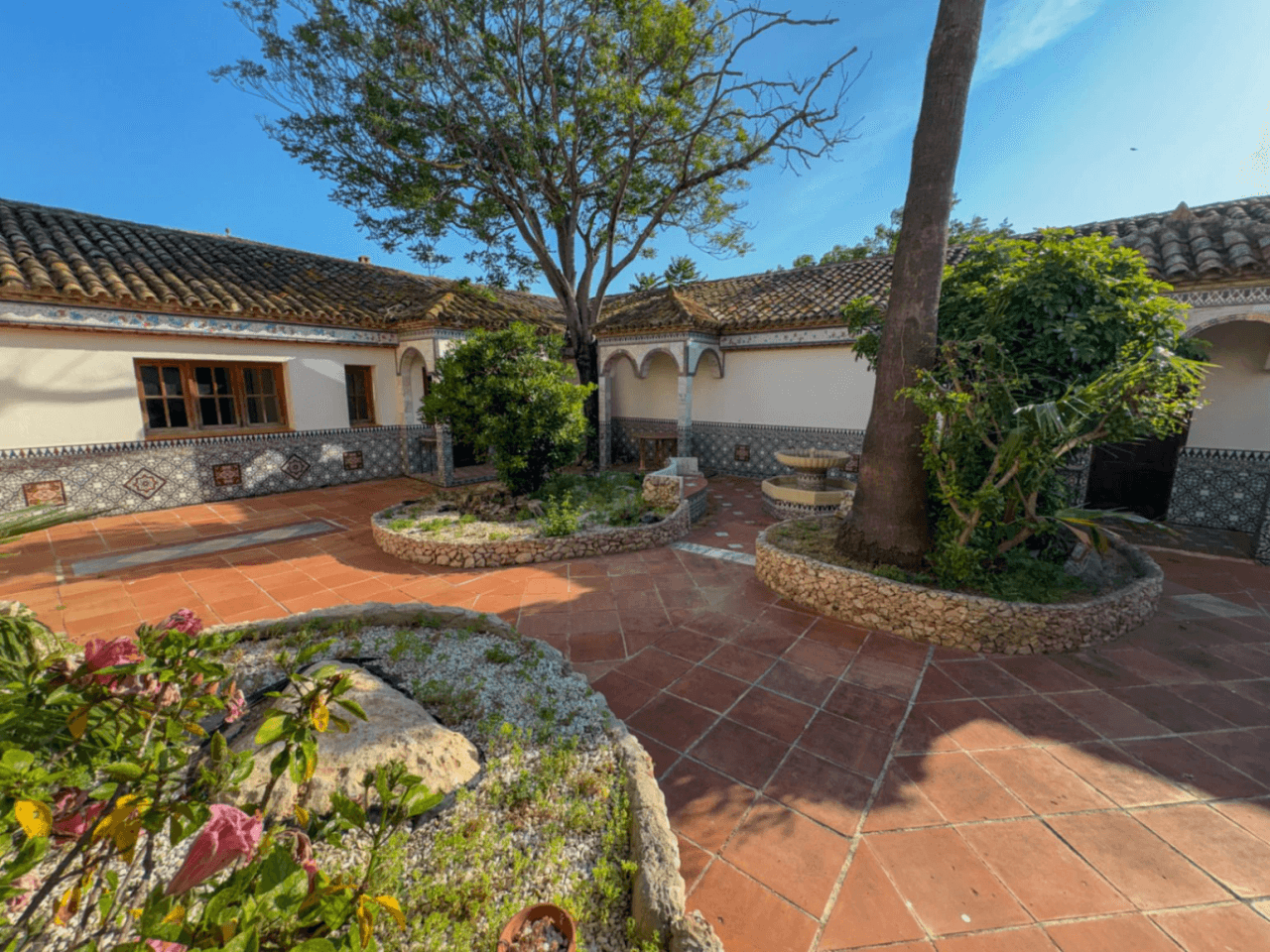 Inmensa villa con alma de Hotel Boutique y Restaurante en ubicación estratégica.