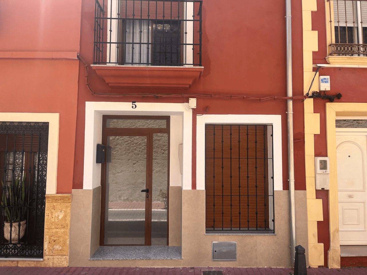 Casa reformada en el centro de El Vergel con terraza y vistas al Monte de Segaria