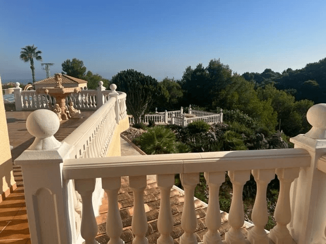 Lujoso Chalet con parcela amplia en venta en Denia