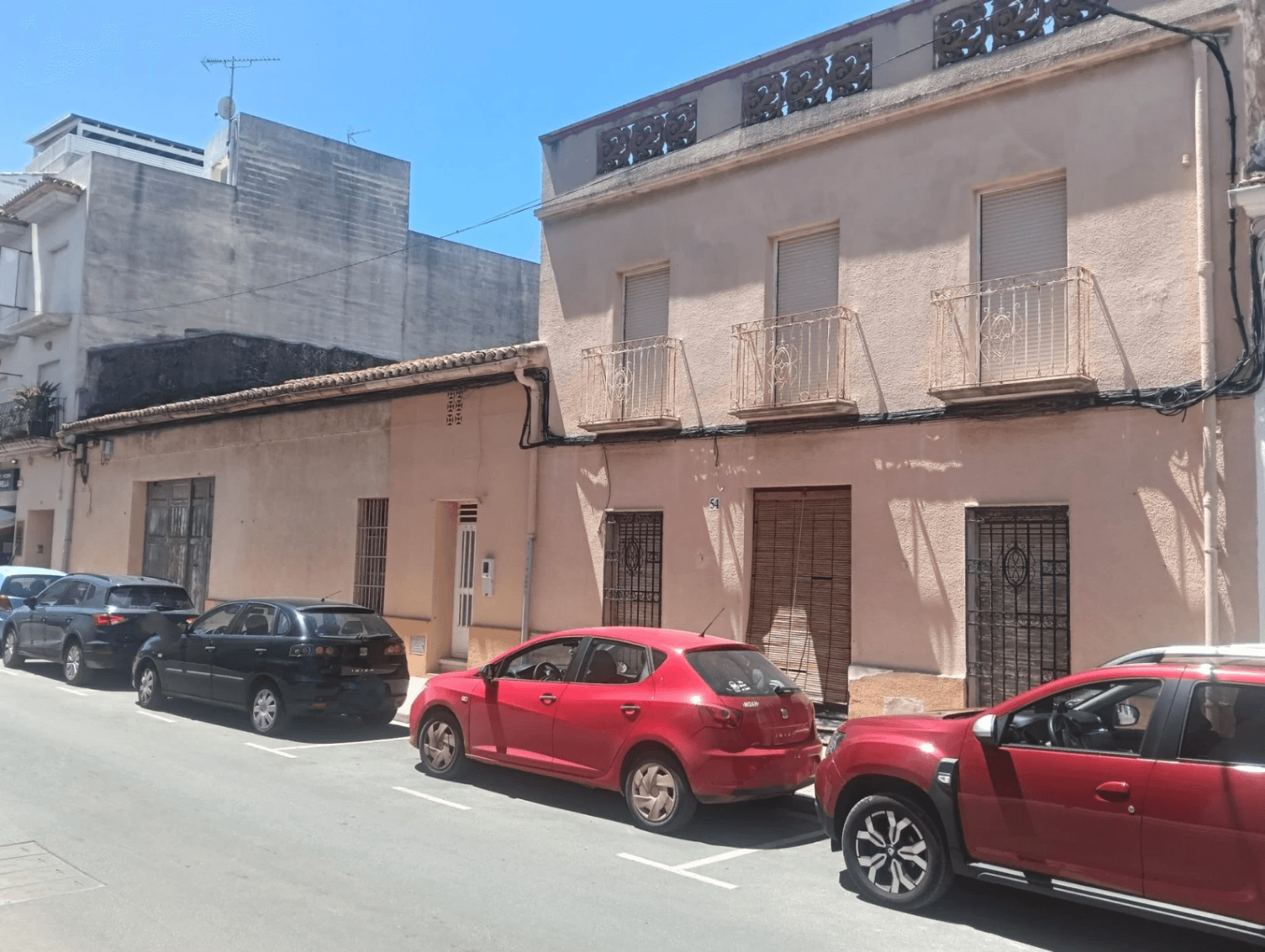 Conjunto único con casa de pueblo, nave y piso independiente con vistas a Segaria en El Verger
