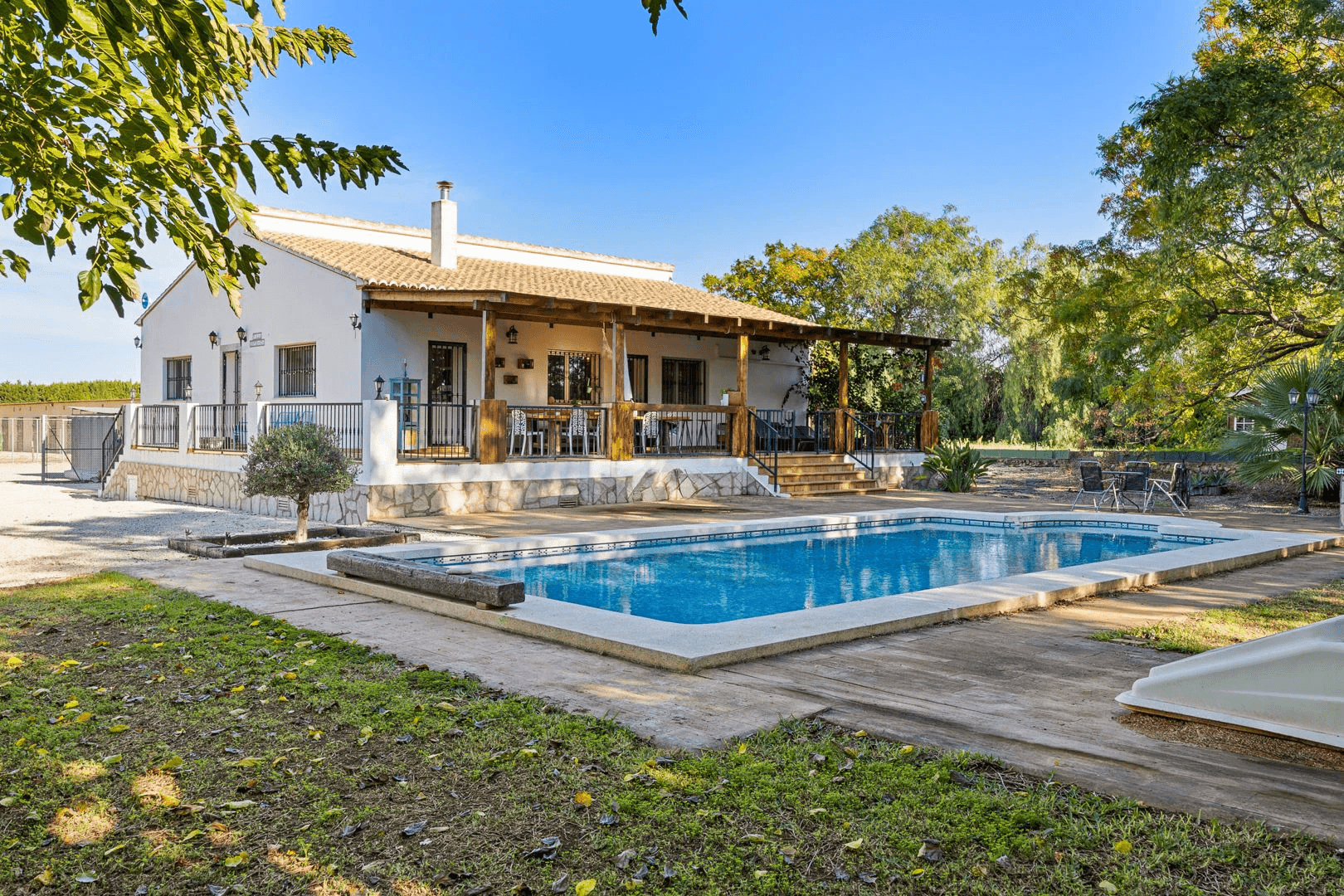 Gran finca rústica compuesta por dos casas y con cuadras para caballos.